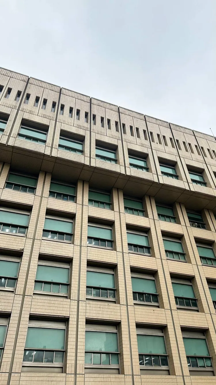 北市府上午傳出墜樓。翻攝畫面