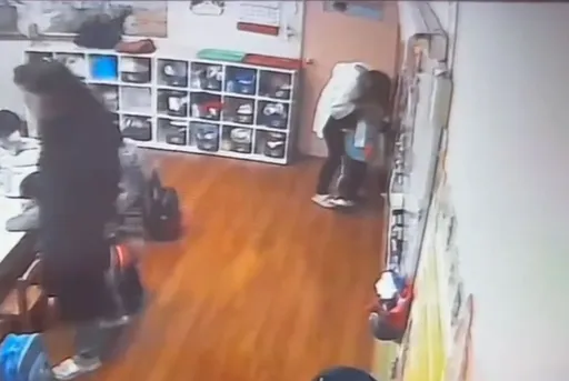 可恶保育员！虐童勒颈、抓伤脸　调阅监视器赫见另6童受害