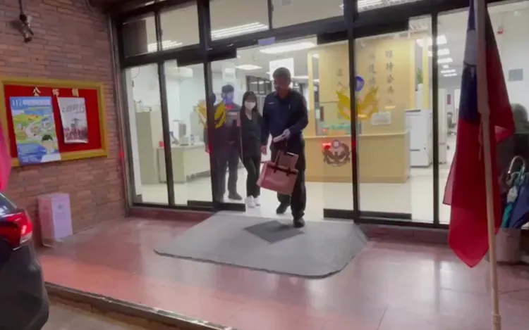 秦女被警方送辦。翻攝畫面