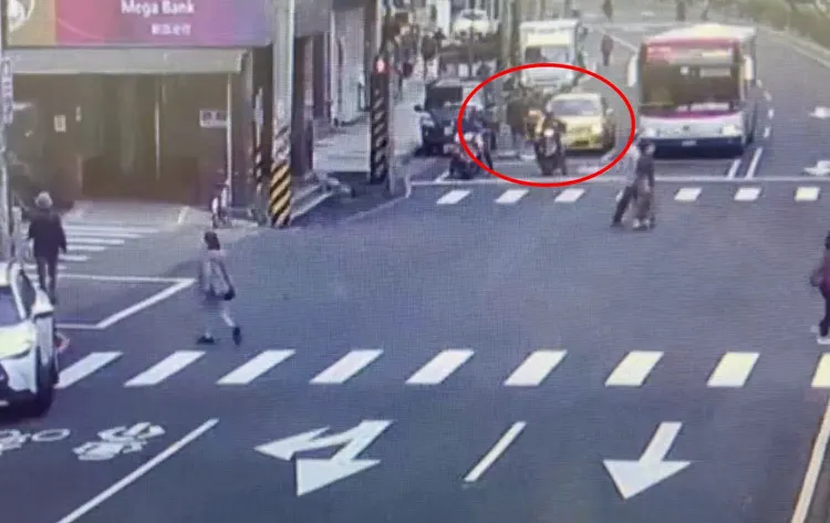 路人見狀攔下計程車。翻攝畫面