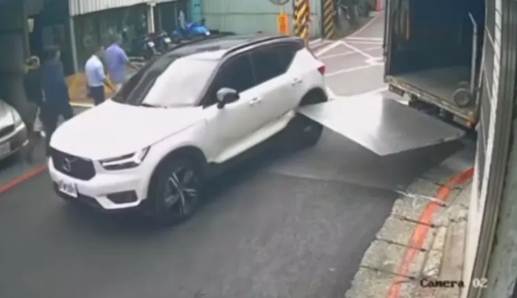 小貨車升降尾門刮傷「瑞典坦克」。翻攝自爆廢1公社