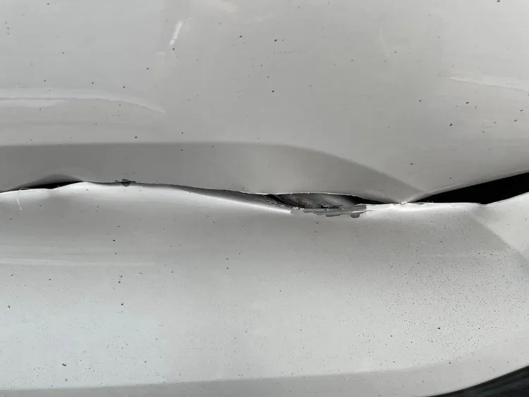 小轎車車身損毀。翻攝自爆廢公社