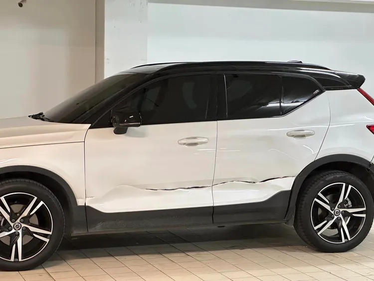 小轎車車身損毀。翻攝自爆廢公社