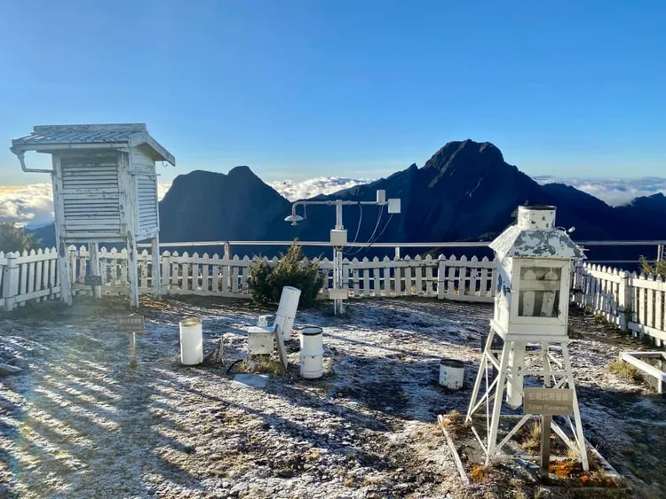 鄭明典在臉書貼出照片，驚呼「天空放晴，山上結滿了霜，美美的一天歡迎山友到來！」翻攝自鄭明典臉書