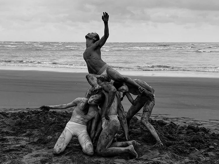 紀錄片《海之岸》呈現芭蕾舞者在台灣最大的泥質灘地上，揉合東方自然哲學伸展舞姿。公視提供