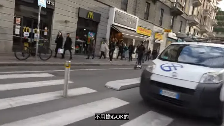 台灣重機YT在義大利體驗當地交通，讓他大讚是行人天堂。翻攝《戰神鄒小捷》的YouTube頻道