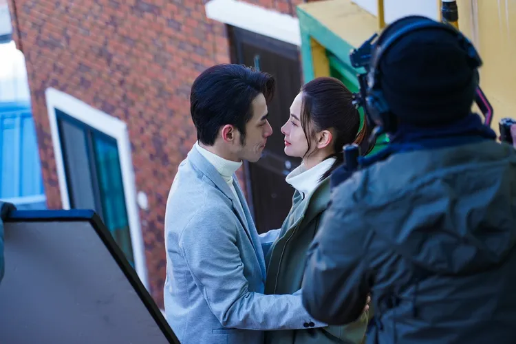 昨天一早兩人拍親密戲。客台、魔幻時刻電影提供