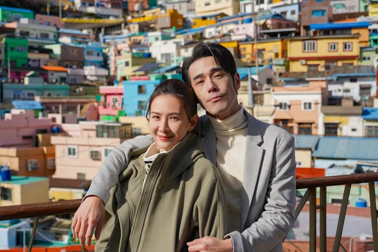 安心亞（左）和黃騰浩身後是釜山知名景點甘川洞文化村，有小王子雕塑。客台、魔幻時刻電影提供