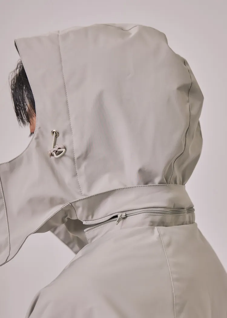 可拆式帽子提供造型更多變化。品牌提供