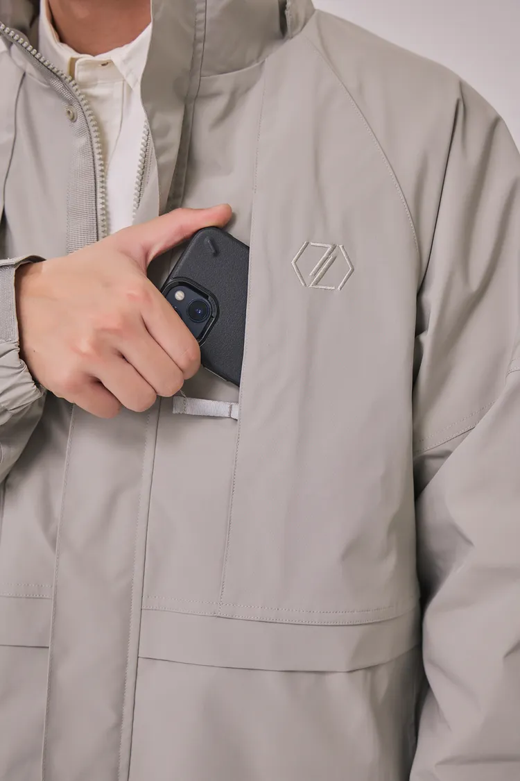 胸前附有拉鍊口袋。品牌提供