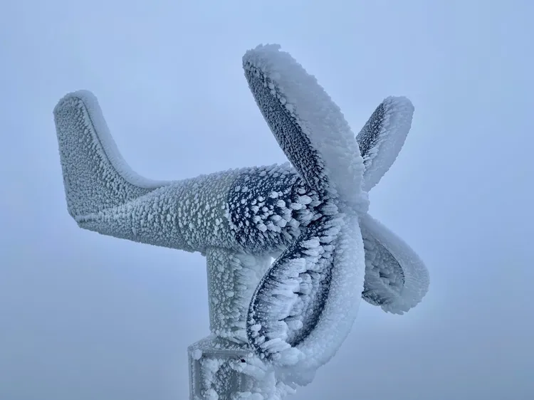 玉山氣象站（玉山北峰）今晨發現霧淞。中央氣象署提供