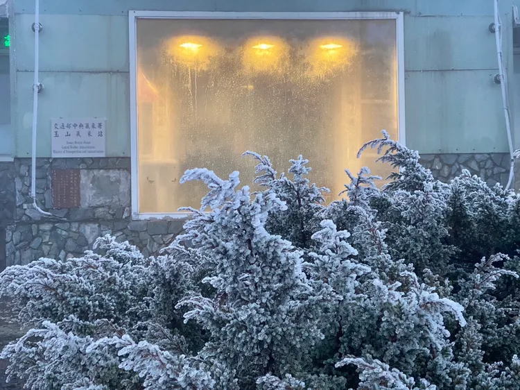 玉山氣象站（玉山北峰）今晨發現霧淞。中央氣象署提供