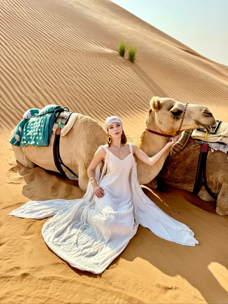 安妮和駱駝拍照。伊林娛樂提供