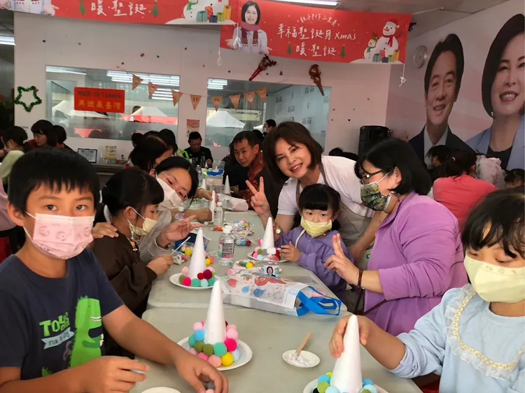 立委賴惠員今日在競選總部舉辦「聖誕月親子暖心手作活動」。賴總部提供