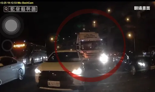 國1林口段貨櫃車連環撞8車 驚悚失控畫面曝光