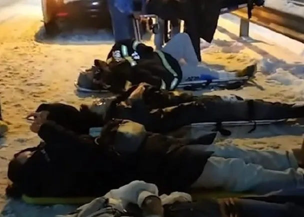 事發後有乘客躺在雪地上等候救援。翻攝微博