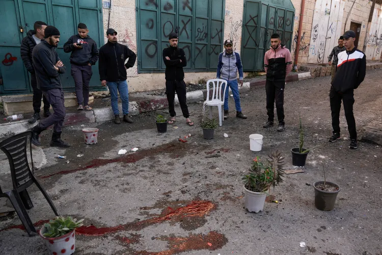 哲寧的巴勒斯坦人看著以軍殺害巴人後地上的血跡。美聯社