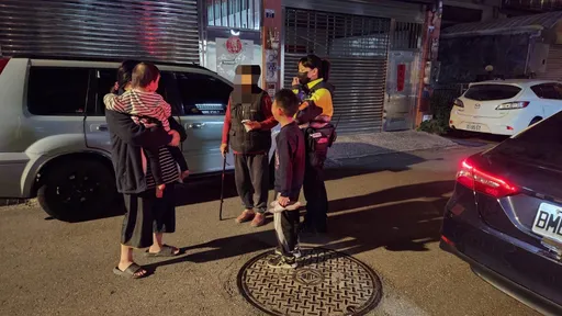 10歲男童搶輸玩具　負氣攜2歲妹離家！暖警幫找回家路