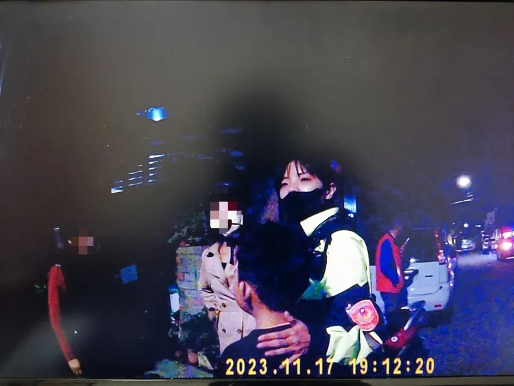 男童因為在外公家和表妹搶輸玩具，負氣帶著2歲妹妹離家出走。民眾提供