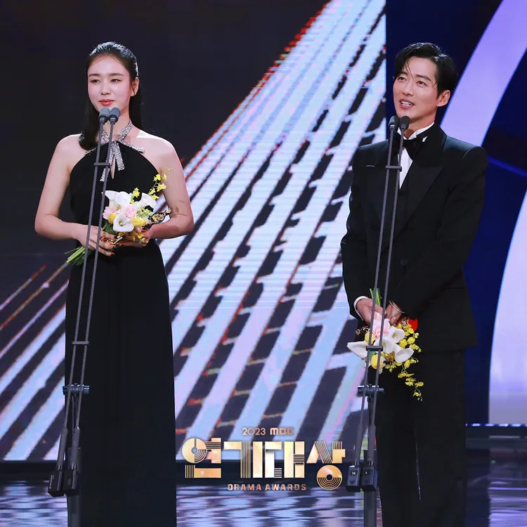 《戀人》南宮珉（右）、安恩真以破11萬張票，壓倒性拿到最佳情侶獎。翻攝MBC