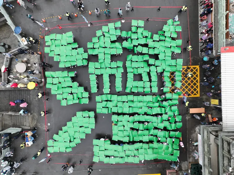 桃園支持者拼出「灣」字樣。賴清德競總提供