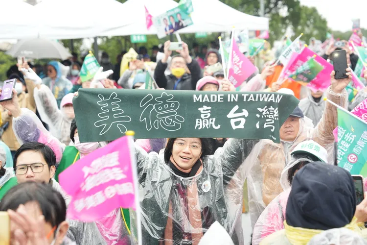 現場民眾高舉「美德贏台灣」標語。賴清德競總提供