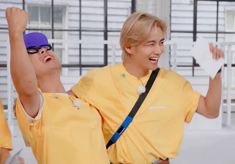 金泰亨（右）最想見《Running Man》成員哈哈，而哈哈在遊戲與偶像同隊超激動。中天綜合台提供