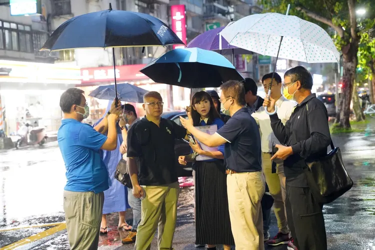 今年5月初，一位學生在介壽國中前方快速跑過斑馬線，遭汽車撞飛，許淑華議員體檢學區週邊交通安全，改善行人地獄問題。翻攝許淑華臉書
