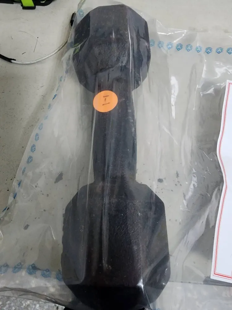 鍾男犯案用的啞鈴。新店警分局提供