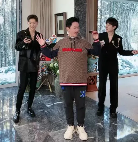 吳宗憲現場唱卡拉OK。翻攝張蘭抖音