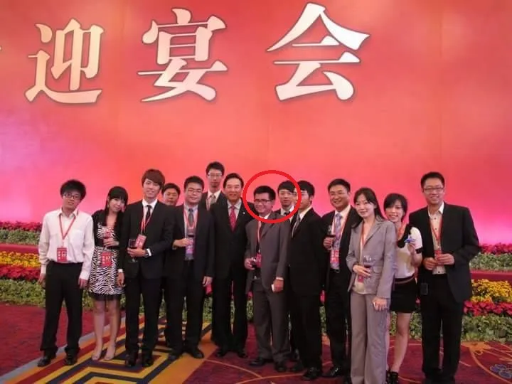 黃健豪（紅圈左），當時與陳雲林合照，李正皓（紅圈右）就站在他旁邊。黃健豪競總提供