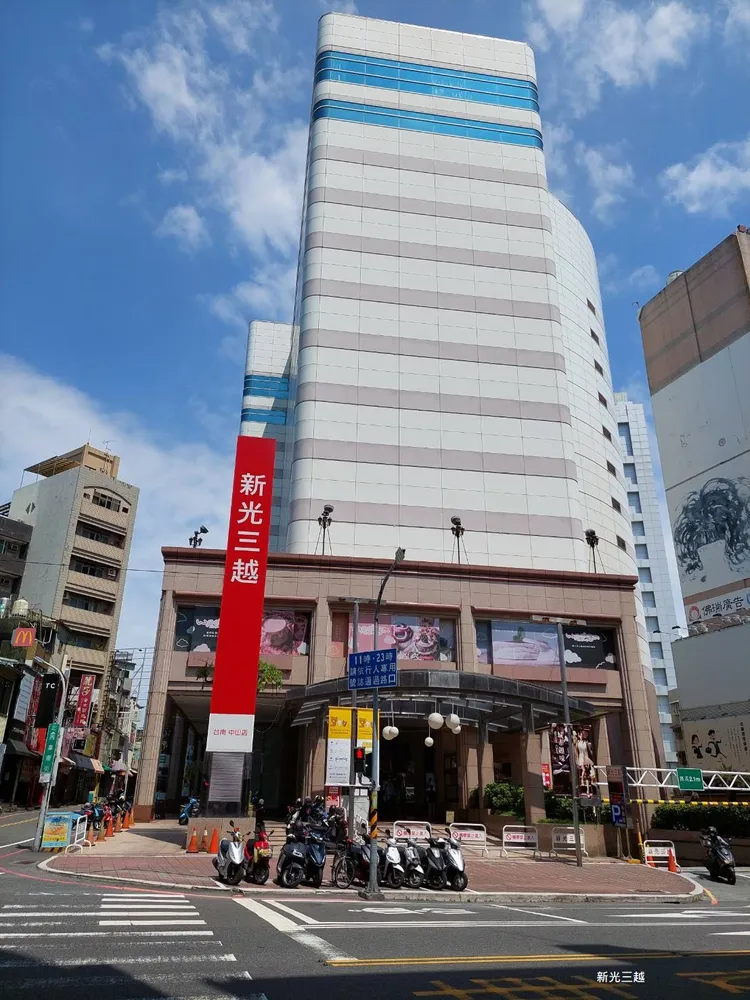 公告地價較111年上漲5.62%，地王仍為「新光三越中山店」，已7度蟬聯，每坪約114萬元，地后則為「新光三越新天地店」，每坪約109萬元。南市府提供