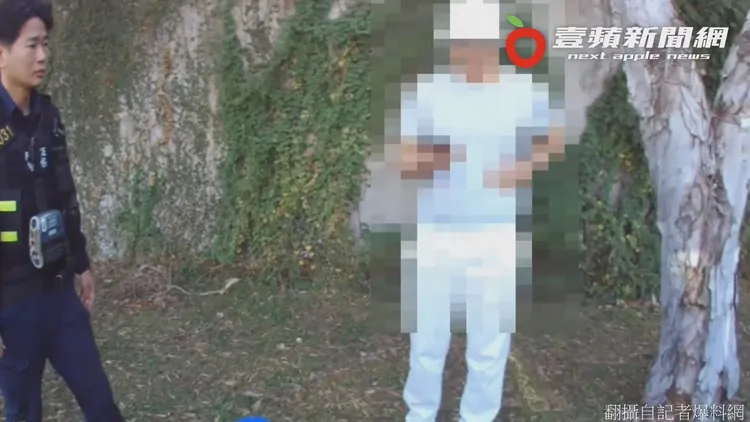 「破蝦男」一身淺白色裝扮，猶豫是否接受酒測。翻攝自記者爆料網