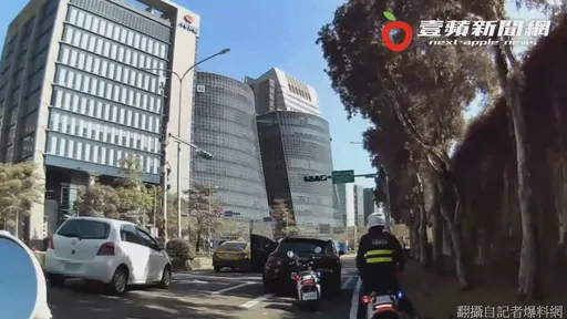 保時捷卡路口塞爆!一身白「破蝦男」睡死 酒測值爆表變超瞎男