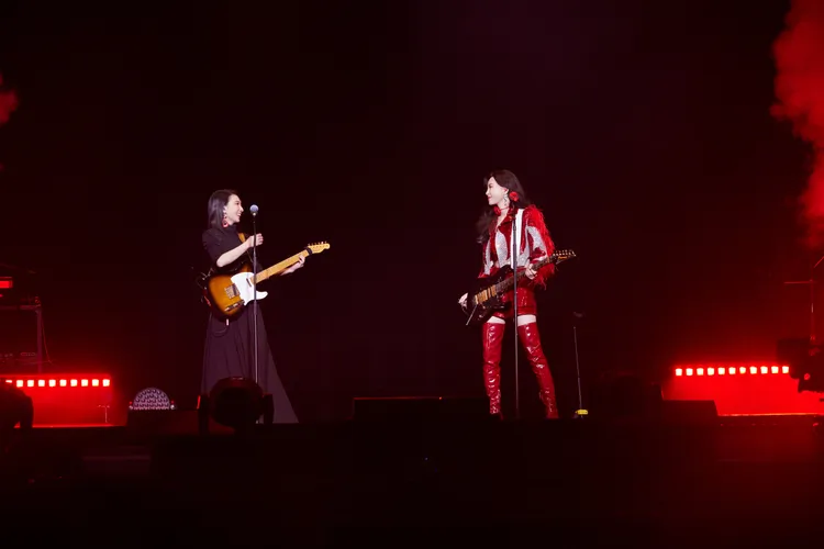 于文文與戴佩妮對飆吉他。仁仁娛樂提供