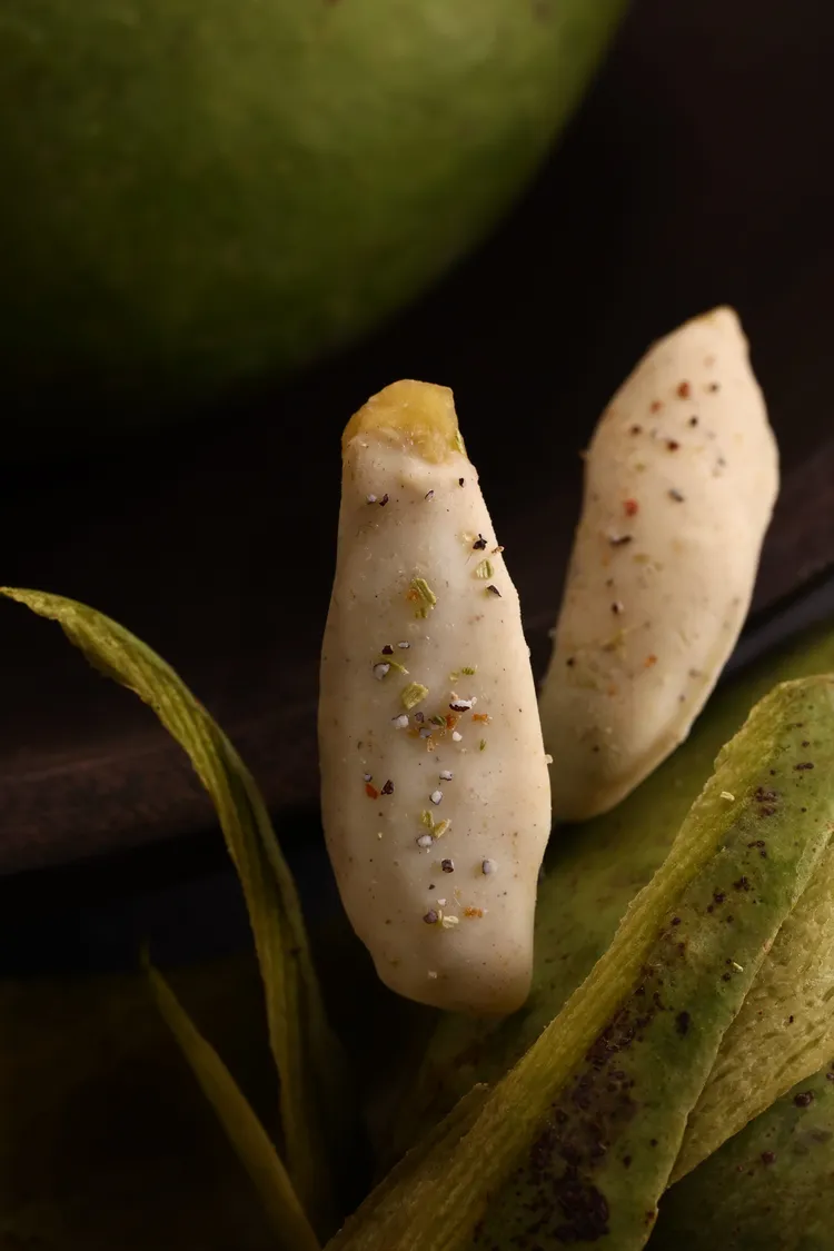 《果乾類巧克力》項目，金牌+特別獎Gastromic，療癒果物系列-青芒果。業者提供