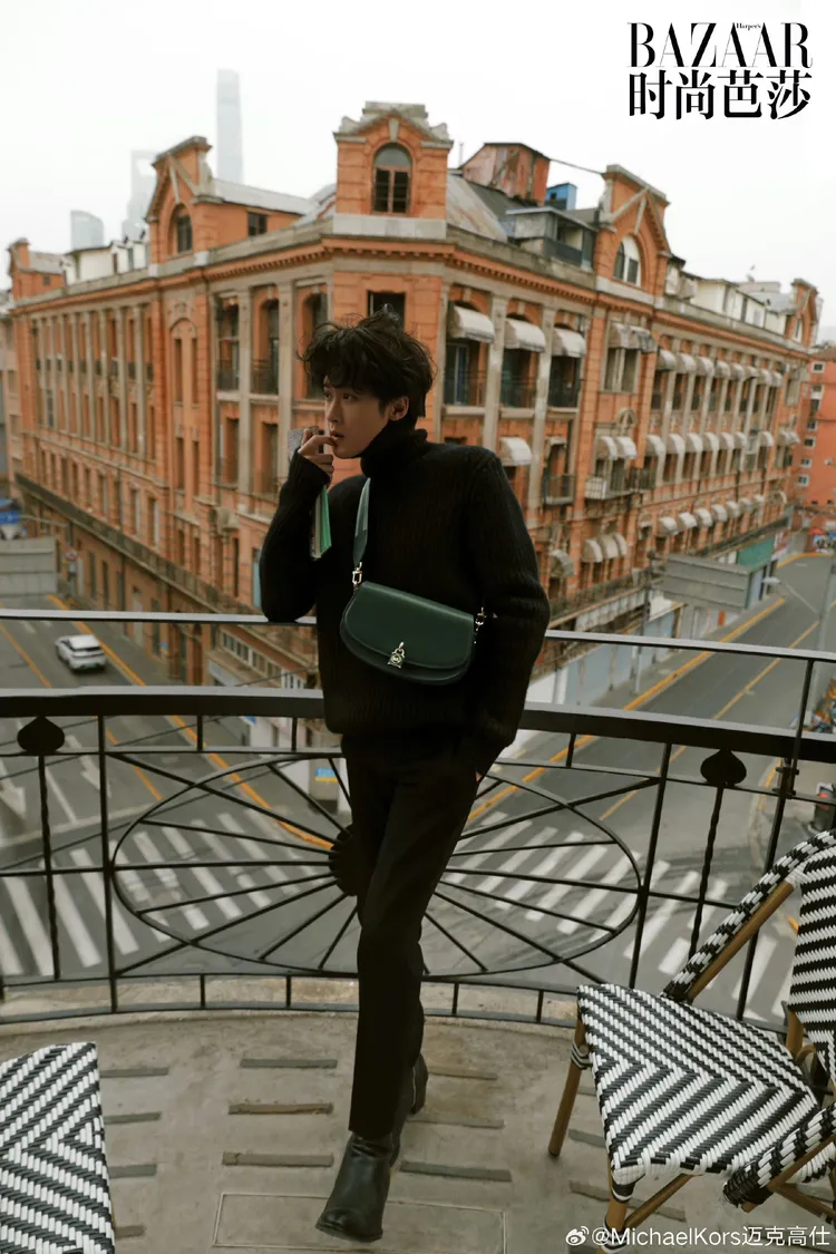 檀健次登上時尚雜誌《Mini BAZAAR》12月刊內頁大片。翻攝MICHAEL KORS微博