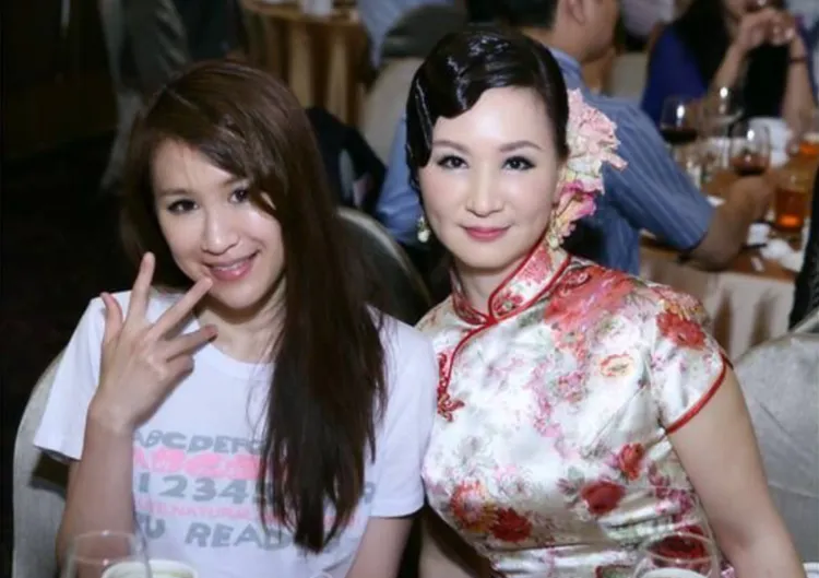 袁向晴（右）選美來自女兒田心蕾蝴蝶效應，母女連心不認輸。瑞田音樂提供