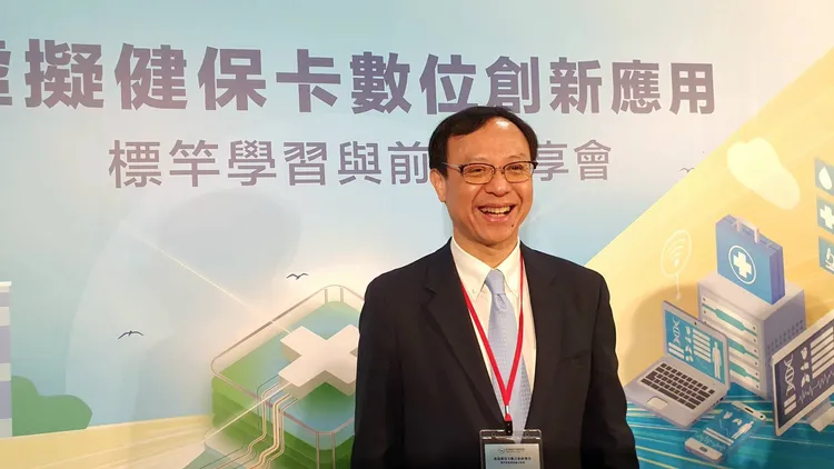 健保署署長石崇良表示，未來虛擬健保卡新增電子處方箋功能後，到社區藥局掃QR code就可領藥，不怕紙本遺失。林芳如攝