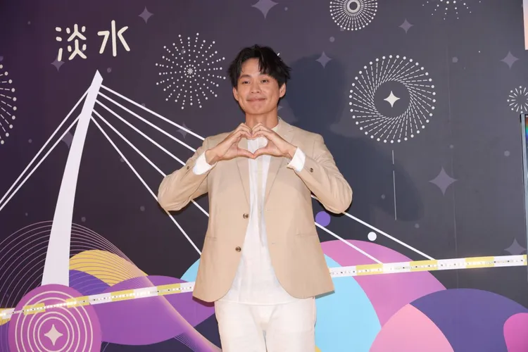 黃鐙輝趁機打片。攝影中心攝