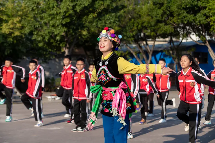 大理南澗小學的學生們，正在上非遺傳承課。新華社