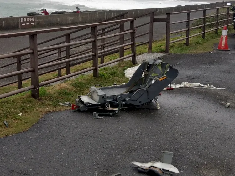 軍事粉專「IDF 經國號」貼出過去曾經失事、飛行員跳傘的戰機座椅殘骸。翻攝自臉書「IDF 經國號」