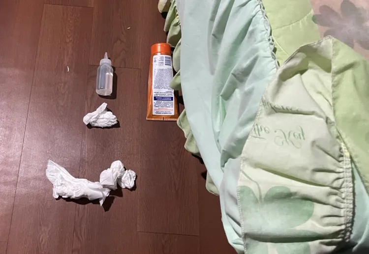 警方在床底下翻出好幾張用過的衛生紙。讀者提供