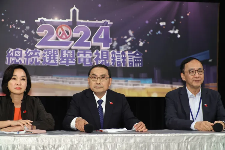 侯友宜、黨主席朱立倫、智庫執行長柯志恩會後回答媒體記者的提問。彭欣偉攝