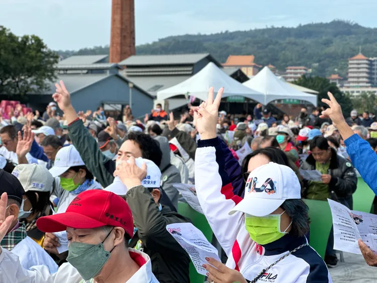 高雄支持者學唱本次總統競選曲。潘袁詩羽攝