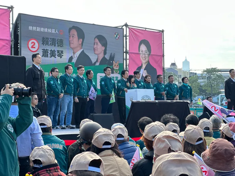 賴清德與高雄8位立委候選人同台。潘袁詩羽攝