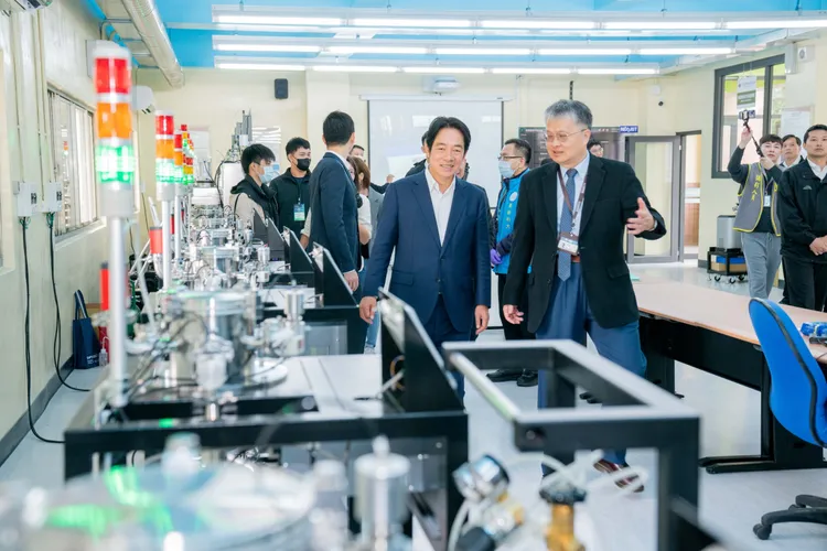 賴清德參觀基地內設備。明新科大提供