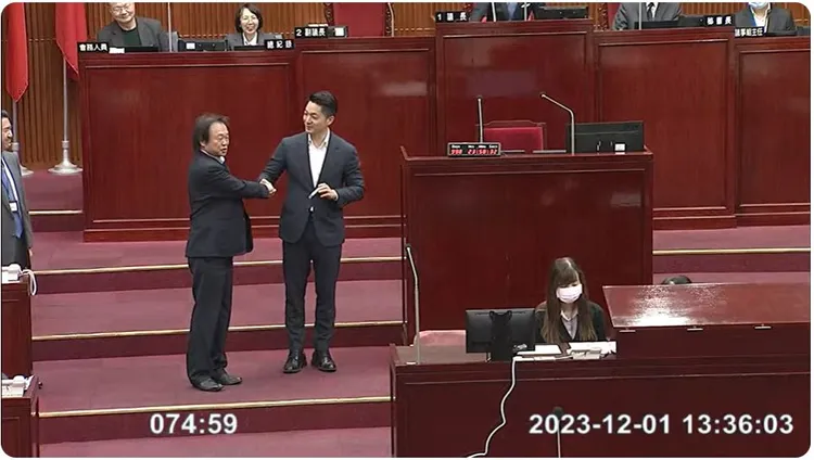 王世堅送鐘，蔣萬安收禮。翻攝議會直播畫面