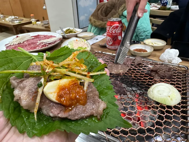 牛肉放在銅烤網架上以炭火烤熟，成獨具一格的美味。陳怡文攝