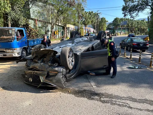 疑轉彎車速過快　台3線小客車撞到對向山壁翻覆1傷